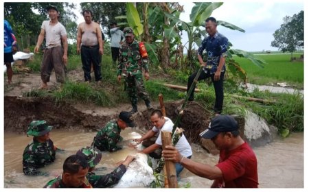 Kali Pisang Meluap,Tanggul Pembatas Jebol, TNI Dan Masyarakat Adakan Perbaikan Sementara