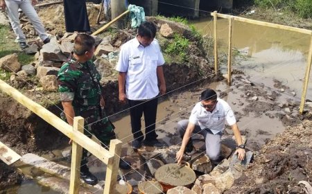 Kades Margasari Dan Camat Sragi Peletakan Batu Pertama dan Serahkan Bibit ikan Patin