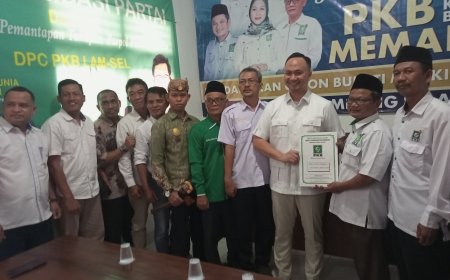 Tokoh Adat Dampingi Pandu Saat Penyerahan Berkas di PKB