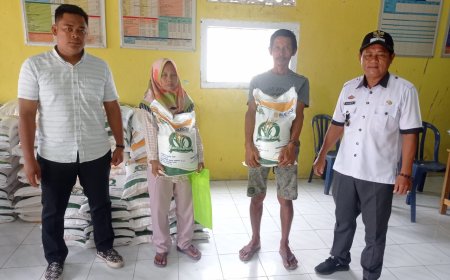 Kepala Desa Mekar Mulya Bagikan Bapanas Tahap Ahir Kepada 285 KPM