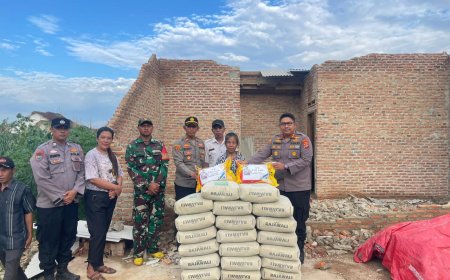 Kapolres Lamsel Beri Bantuan kepada Janda Sebatang Kara Korban Angin Kencang di Jati Agung