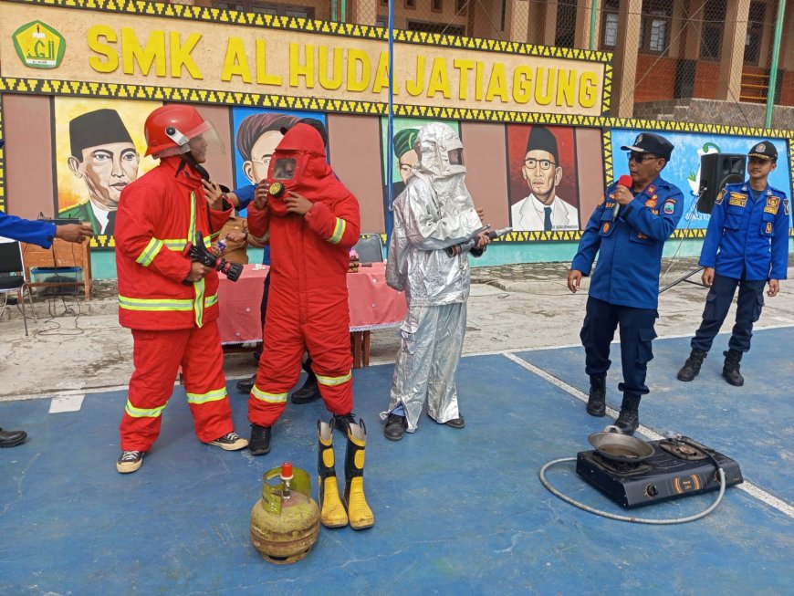 87 Peristiwa Kebakaran, Damkar Lamsel Edukasi Pencegahan